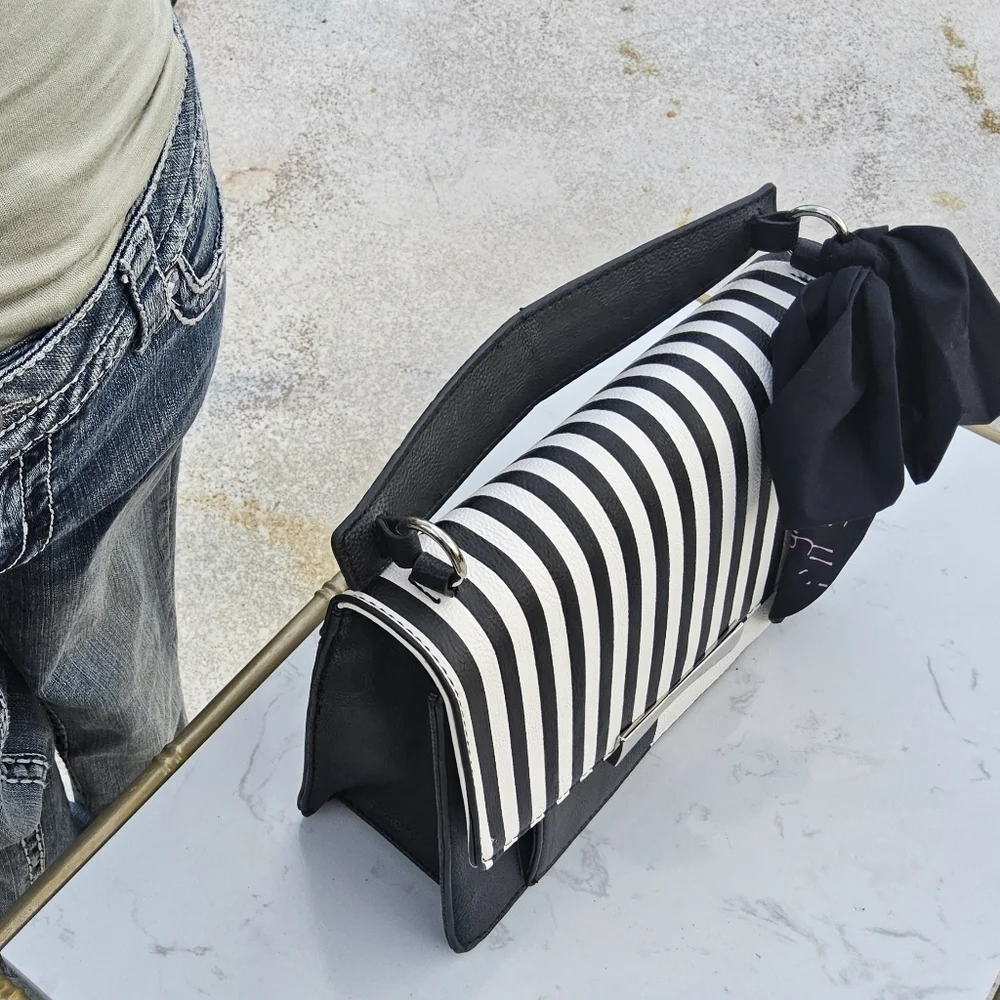 BETSEY JOHNSON RARE BLACK/WHITE STRIPPED w/ EMPOWERING SCARF TOP HANDEL